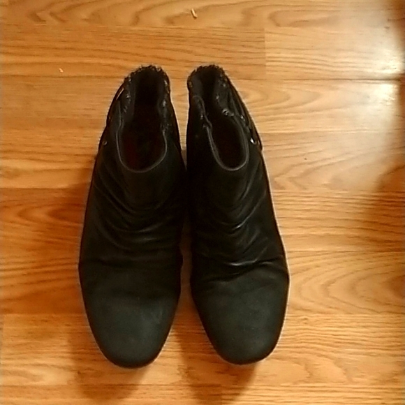 Black boots - Picture 2 of 2